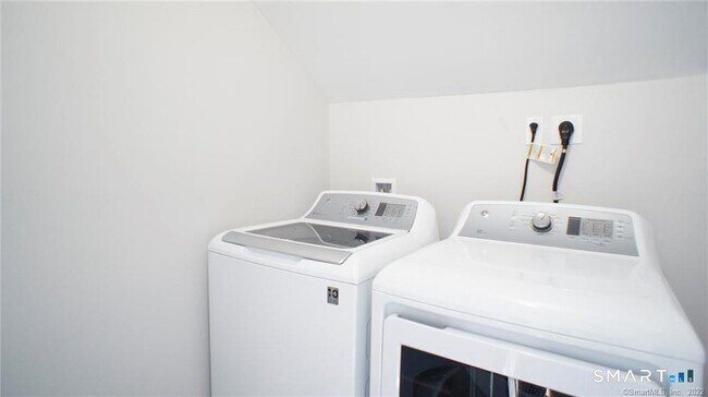 Building Photo - 26 Lounsbury Ave