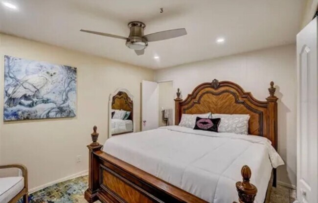 Building Photo - Charming 2/2 Duplex in West Bradenton with Private Yard and Carport