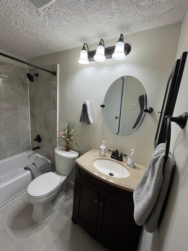 Main Upstairs Bathroom - 3 Rosewood St