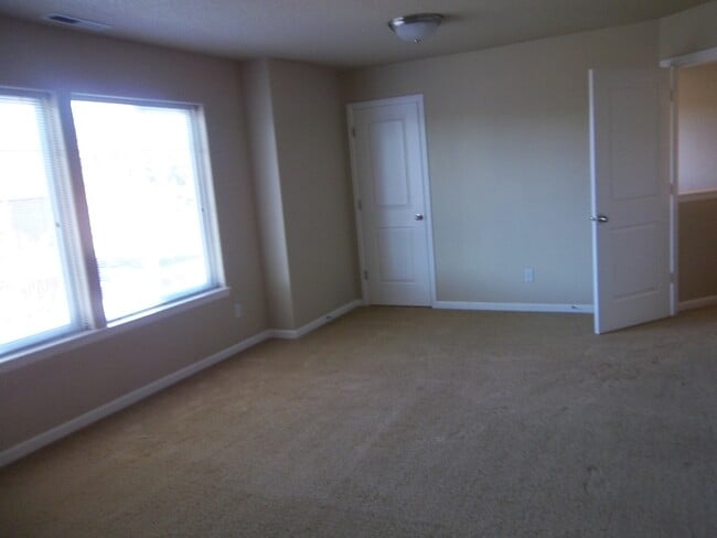 Building Photo - VIDEOTOUR: Stunning Home with Lots of Spac...