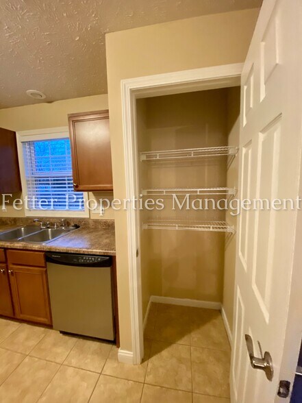 Building Photo - 10571 Tecumseh Dr