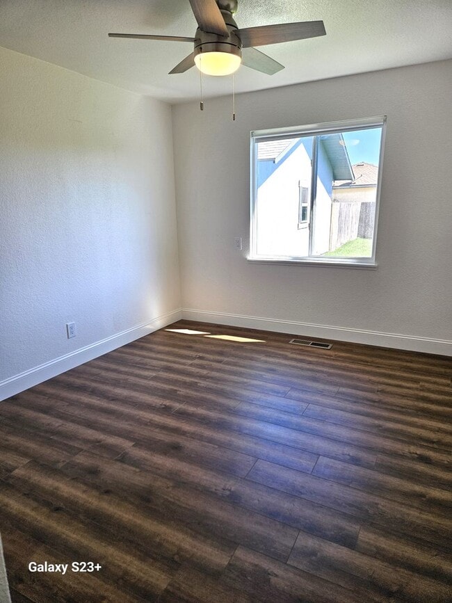 Building Photo - Newly Renovated Country Home