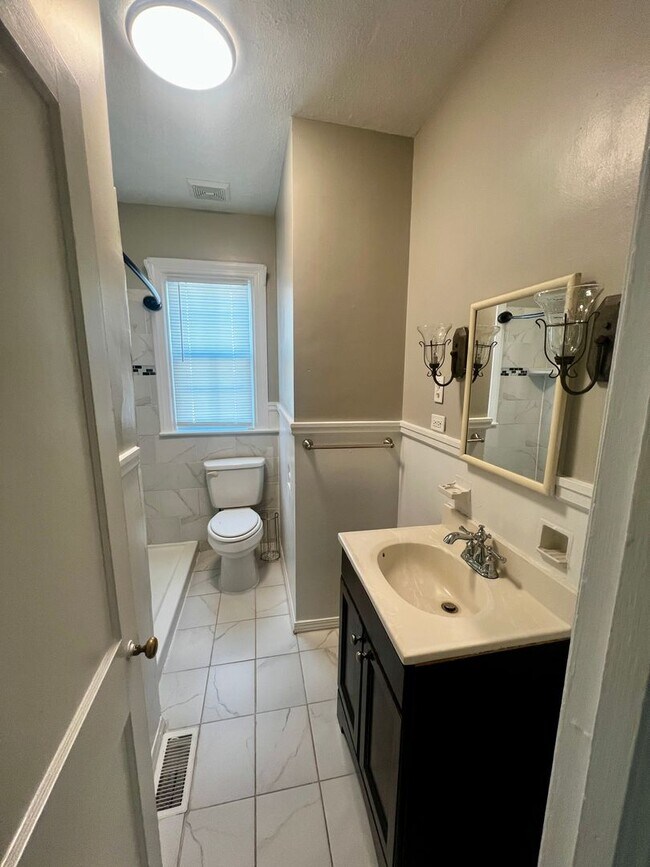 Building Photo - Beautiful Four Bedroom House, Right Off Grove and Patterson!! Lawn Care Included!!