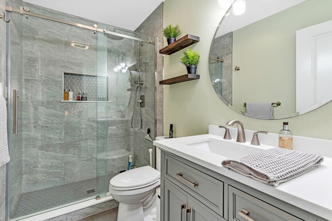 Master bathroom - 5653 Riley St