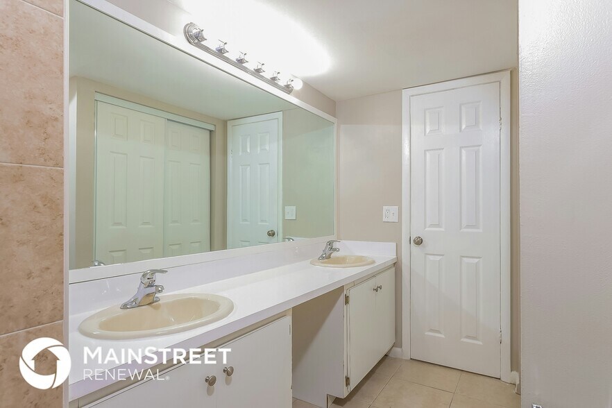 Building Photo - 4011 Palm Bay Cir