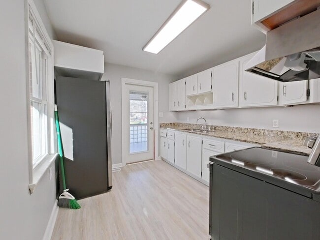 Building Photo - 2001 Wren Rd