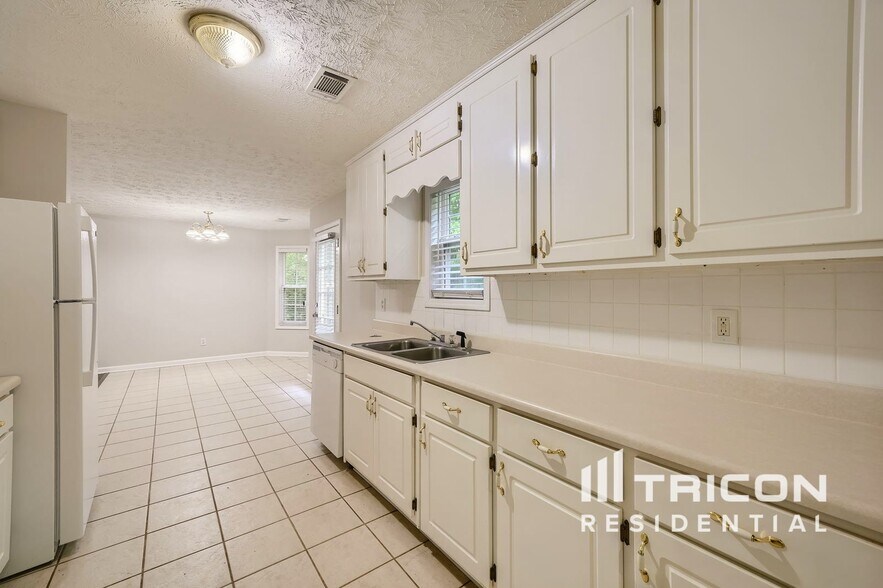 Building Photo - 1374 Lake Dow Rd