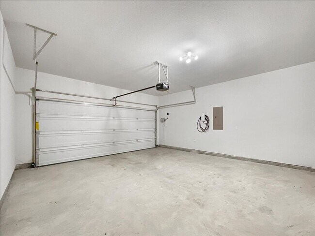 Building Photo - PRICE REDUCTION. 4-bed 2.5-bath 2714 sqft house located in DR Horton's Millstone subdivision