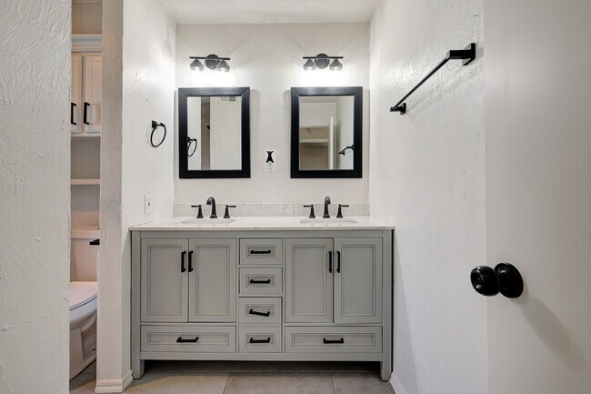 Building Photo - 727 Vicksburg Ave