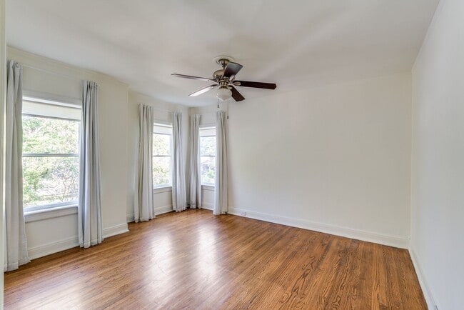 Building Photo - Charming 2-Bedroom Duplex in Mahncke Park