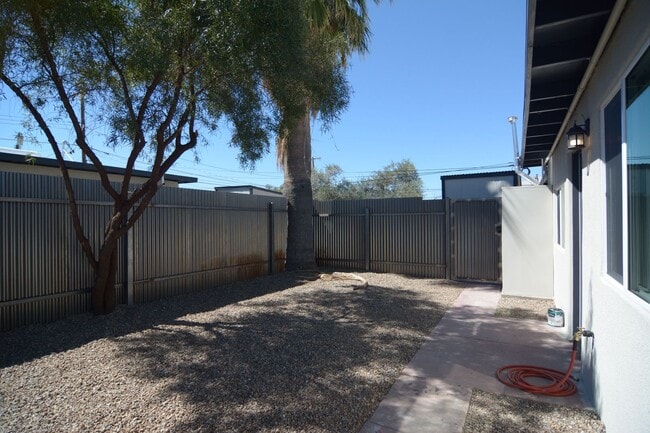 Building Photo - Remodeled 2 Bedroom 1 Bath Duplex! Great Central Tucson Location! 1/2 Month's Rent Free!