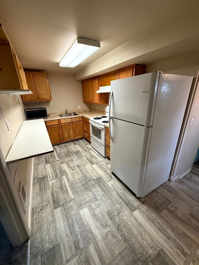 Building Photo - 4 Bedroom Duplex Close to U of O Campus