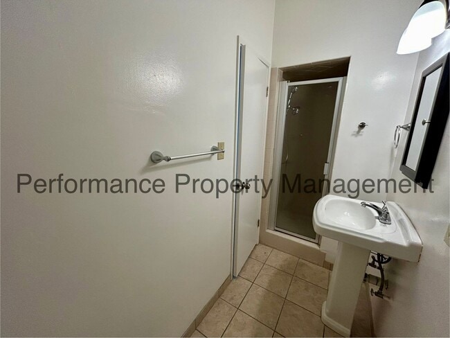 Building Photo - Charming 2 Bed/2 Bath NE Bakersfield Home ...