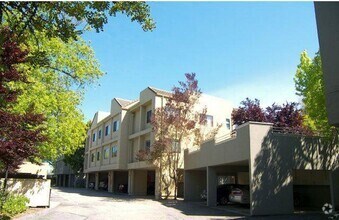 Building Photo - 2Br/1Ba Cute Condo Close to Downtown and H...