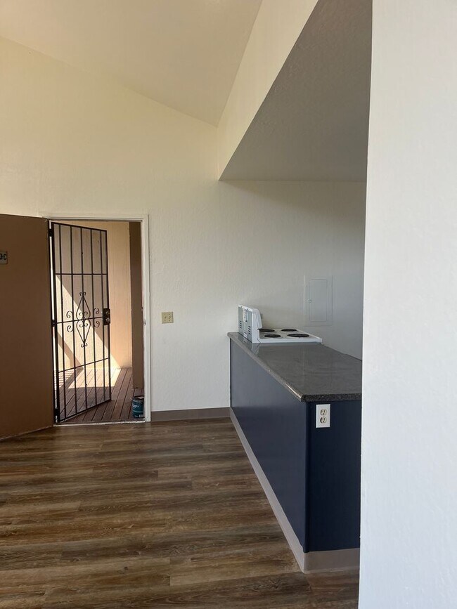 Building Photo - Rare 3 bedroom unit with 2 parking stalls