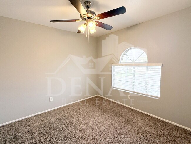 Building Photo - 805 S Esmeralda