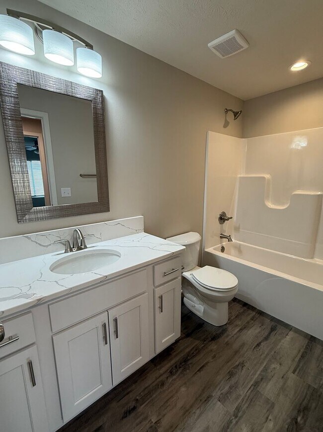 Building Photo - Spacious 2 bed/2.5 bath daylight Townhome in SE Lincoln