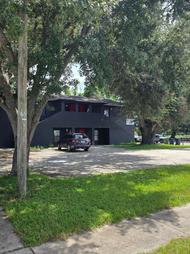 Building Photo - Apartment in Quadplex For Rent