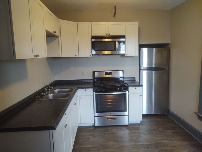 Building Photo - 611 N Perry St