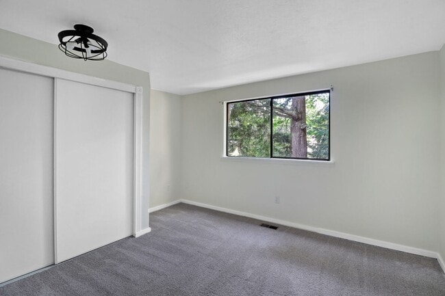 Building Photo - 4 Bed 3 Bath - Groups Welcome - Skyline - Westerly Views