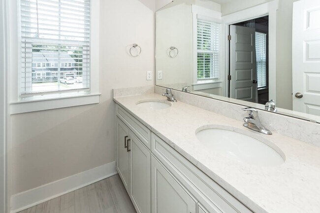 Building Photo - 7722 Park Gate Dr