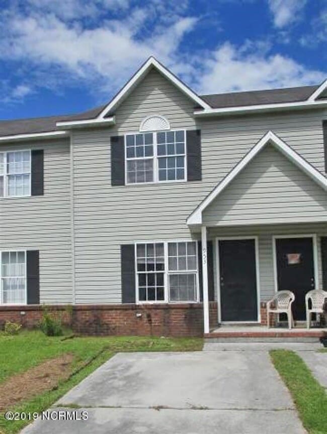 Building Photo - Townhome Minutes to Camp Lejeune