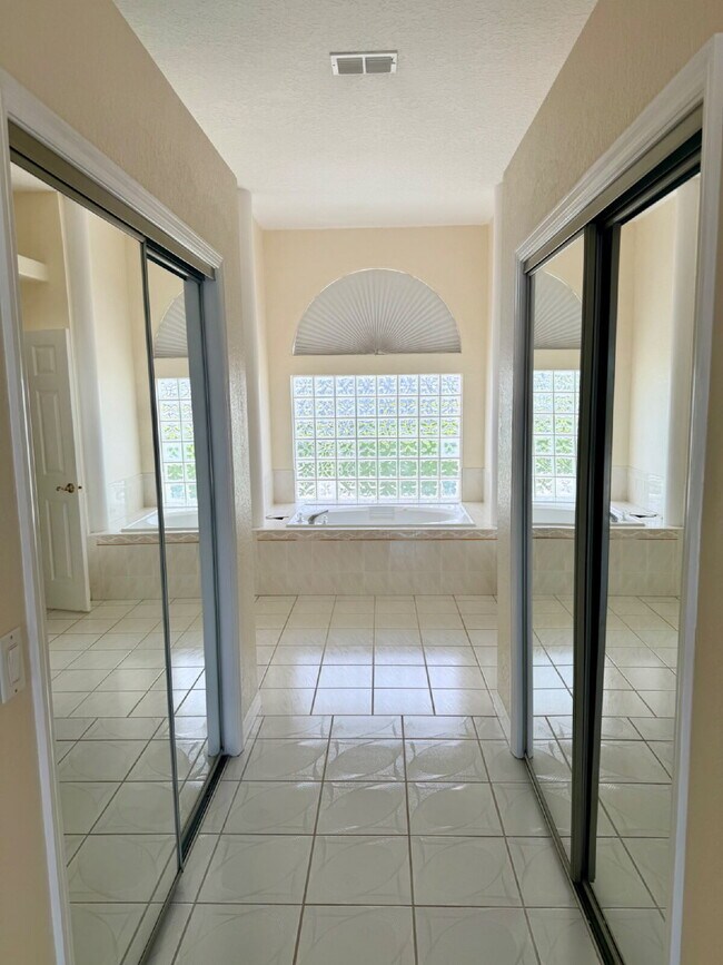 Building Photo - Beautifully maintained POOL home for Rent.