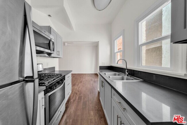 Building Photo - 3209 Descanso Dr