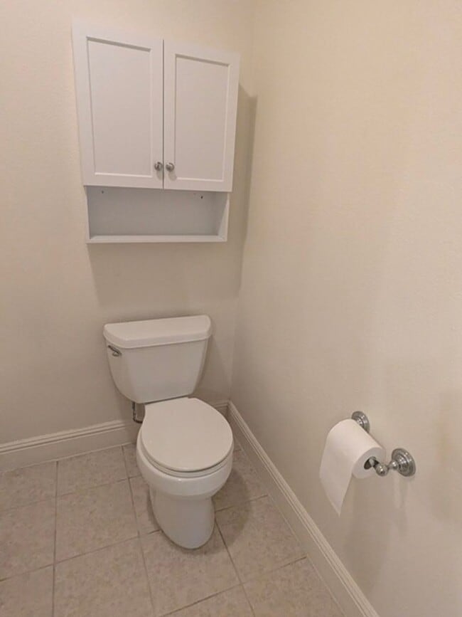 Building Photo - 2 Bedroom-1 Bathroom Single Story Condo; 2nd floor unit in Lakeside