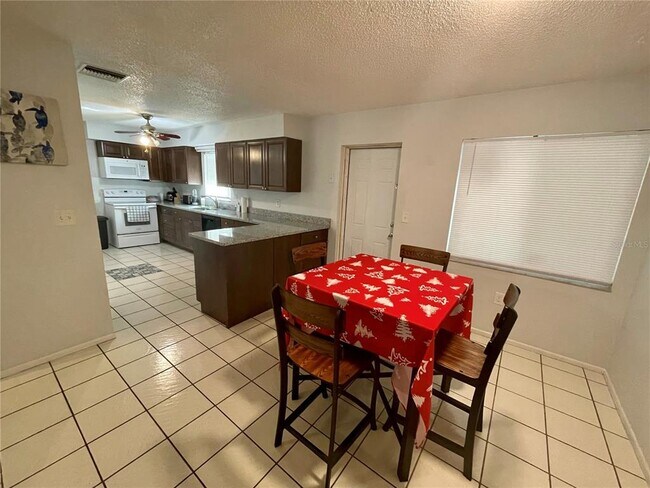 Building Photo - 2101 Utica Dr