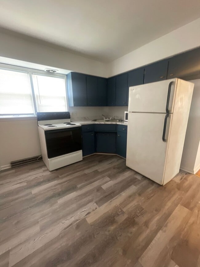Building Photo - 2 Bedroom 1 Bathroom Duplex for Rent!