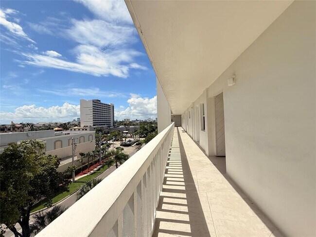 Building Photo - 2555 NE 11th St