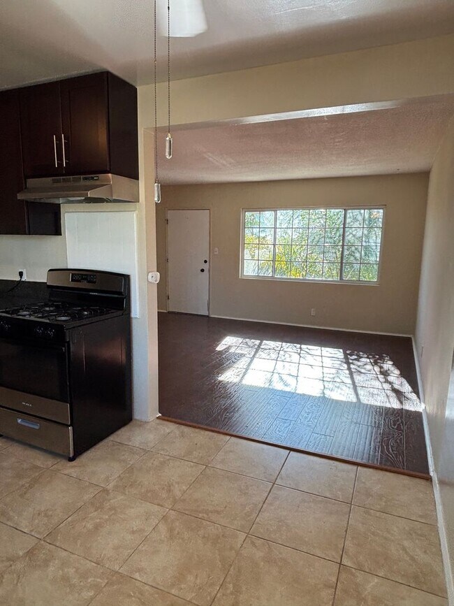 Building Photo - 2 bedroom 1 bath available now in East LA!