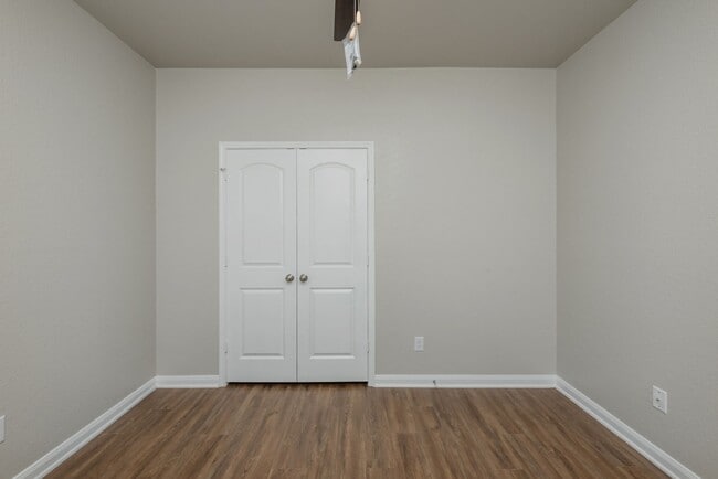 Building Photo - Beautifully designed and thoughtfully maintained duplex