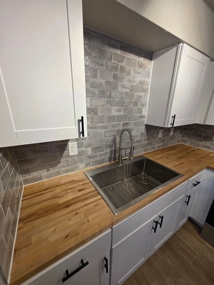 Building Photo - 1749 E Pepper Cir