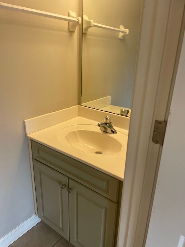 Building Photo - Four Bedroom Lakeland Home