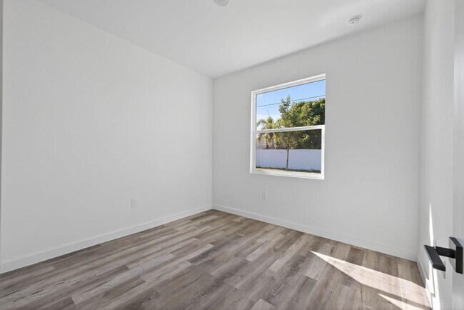 Building Photo - 918 Embers Pkwy W