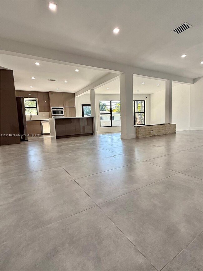 Building Photo - 12615 N Miami Ave