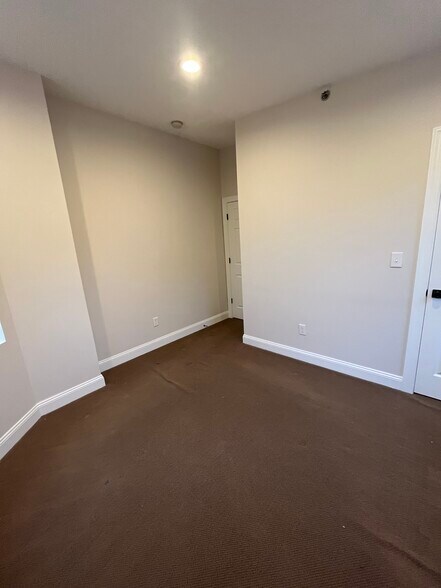 Building Photo - 925 N 15th St