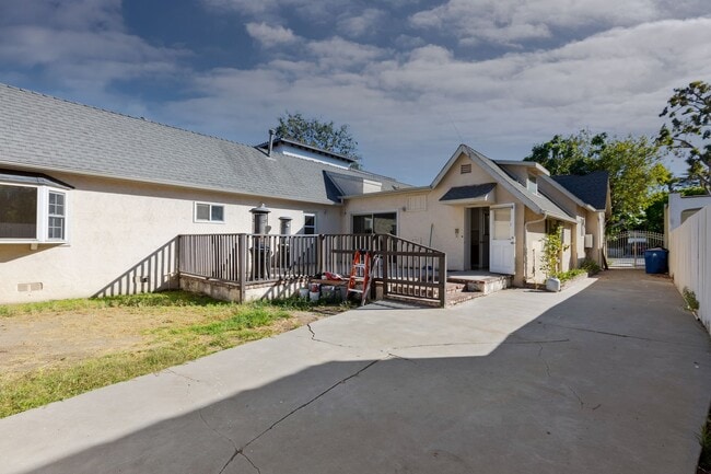 Building Photo - Spacious 4 BR 3 BA Home in Prime West L.A.
