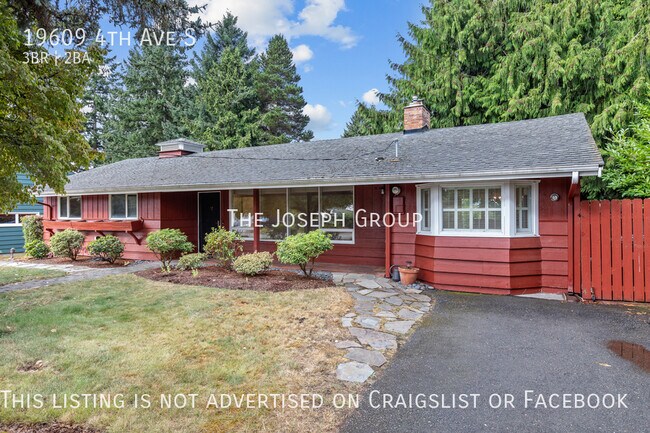 Primary Photo - Beautifully updated 3 bed/1.75 bath in Des...