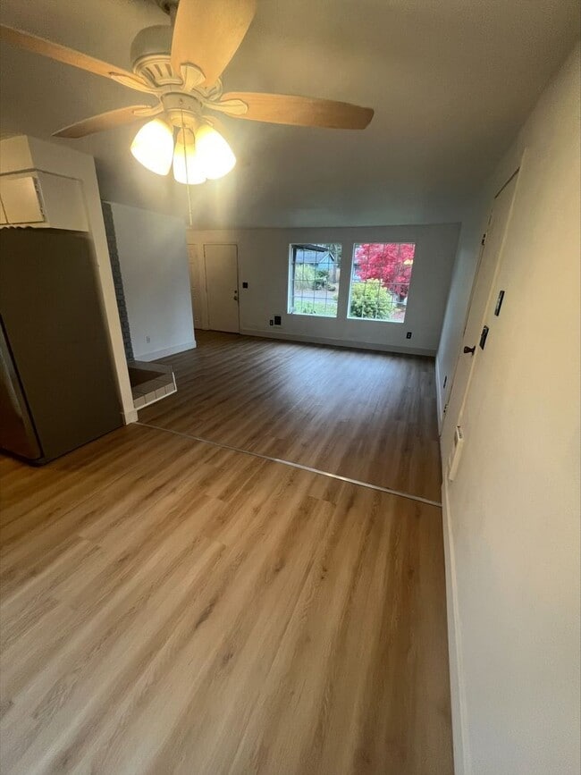 Building Photo - Charming home in a great neighborhood