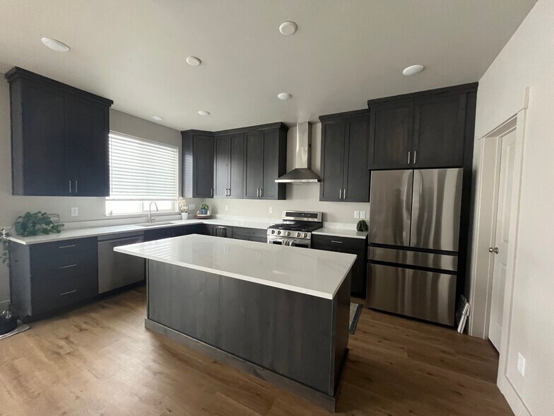 Building Photo - 548 Aspen Ave