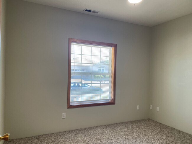Building Photo - 830 Isherwood Dr