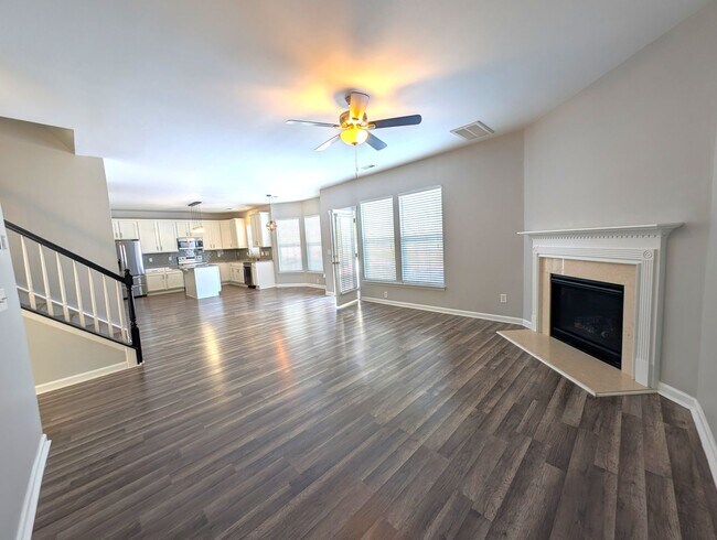 Building Photo - Pristine 4 bed, 2.5 bath Home Located in the Falcon Ridge Community!