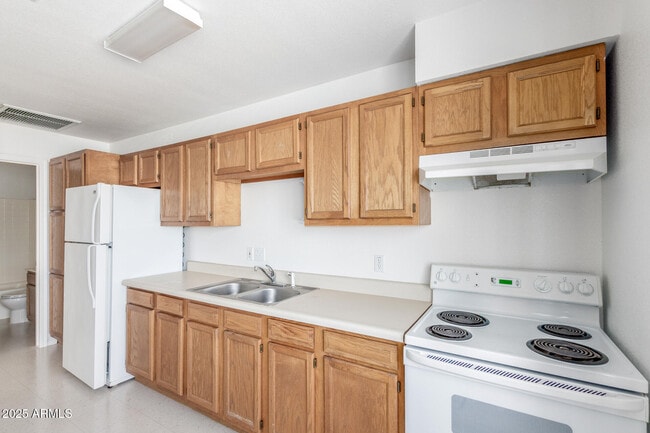 Building Photo - 4015 N Montezuma Dr