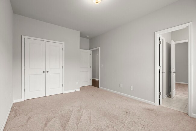Building Photo - Townhouse - 4 Beds - 4 Bath