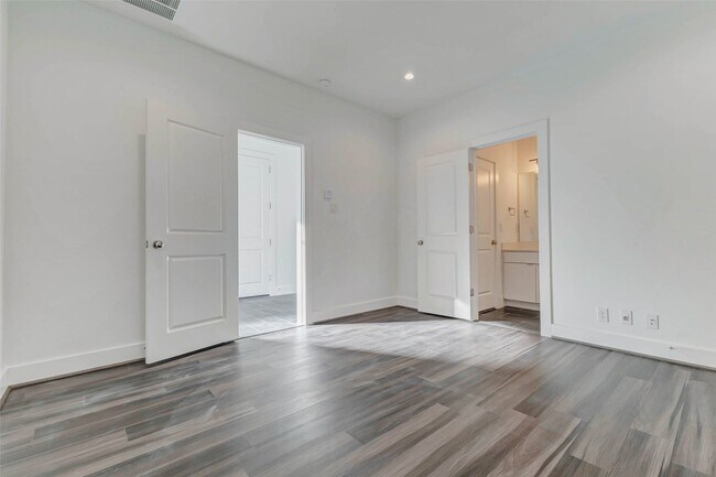 Building Photo - 5859 Dolores St