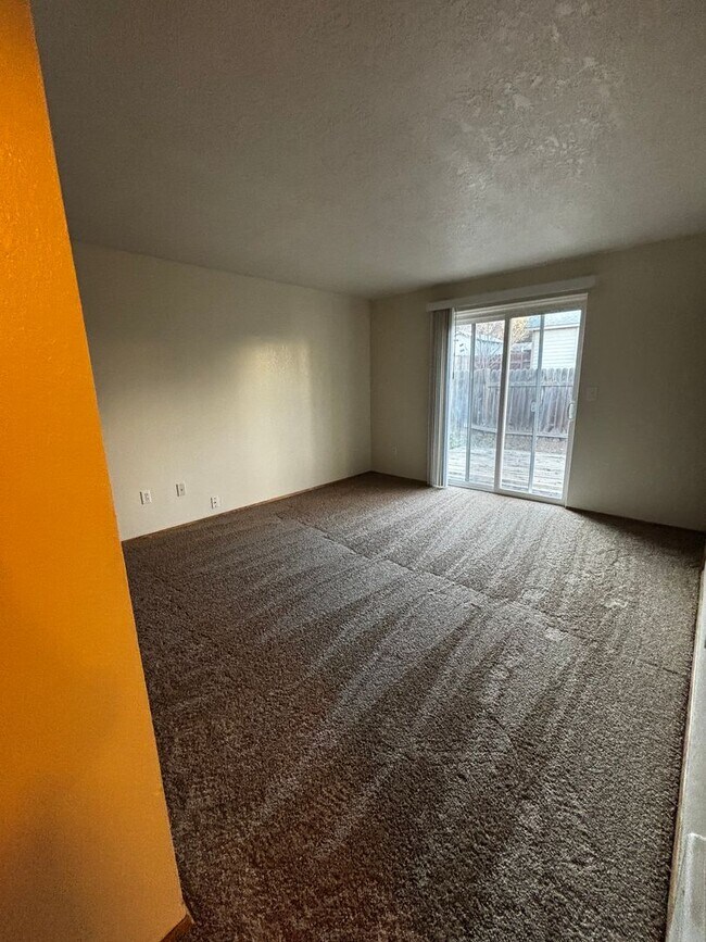 Building Photo - 3 bed 2 bath home located in Northeast Bend, close to parks, trails, and shopping