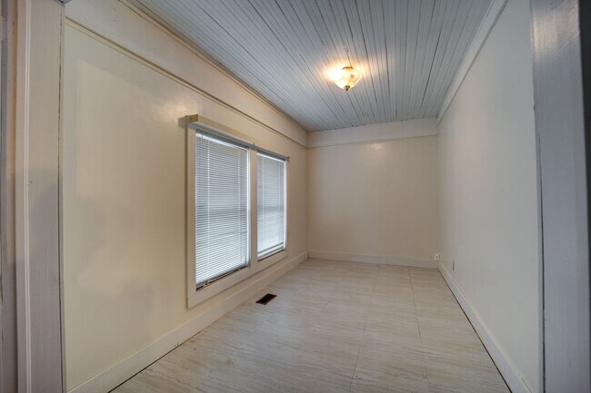 Building Photo - Freshly Updated 3 Bedroom House